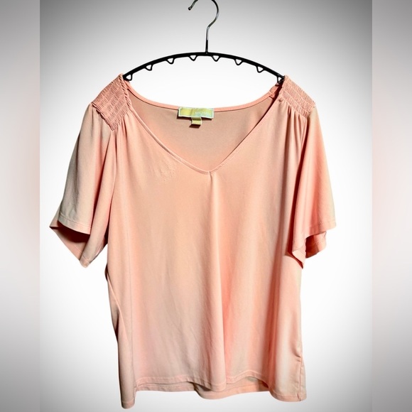 Michael Kors Tops - Michael Kors Soft pink blouse
super minor pilling as pictured.
Smoke free home